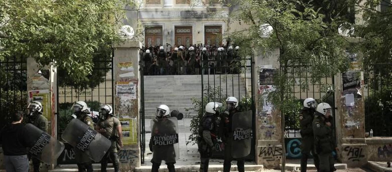 Το σχέδιο φύλαξης των πανεπιστημίων: 1.000 αστυνομικοί με ειδικές στολές και «μαλακή συμπεριφορά»